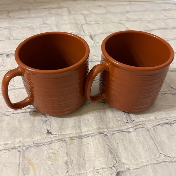STONE EDGE (2) 1978 VINTAGE BROWN RUST COLOR RIBBED HARD PLASTIC CUPS - Picture 1 of 7